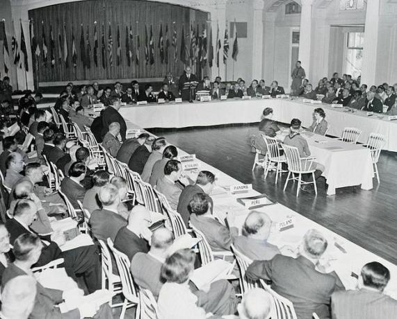 Bretton Woods-konferansen: FN møtes på Mount Washington Hotel for å diskutere programmer for økonomisk samarbeid og fremgang.