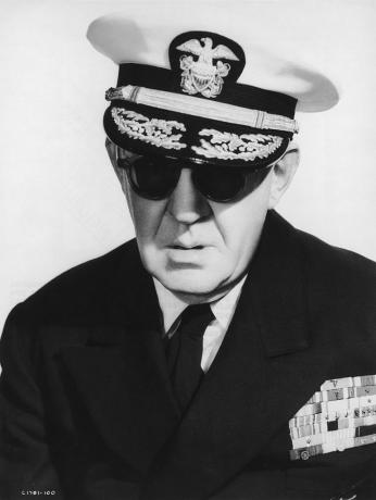 Bak Admiral John Ford