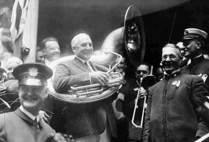 Warren Harding poserte med musikere i 1920