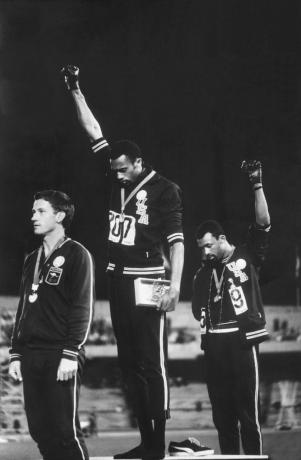 Fotografi av afroamerikanske amerikanske baneteammedlemmer Tommie Smith og John Carlos som løfter hanske Black Power-knyttnever som sivile rettighetsprotester under medaljeseremonien ved OL i 1968 i Mexico City