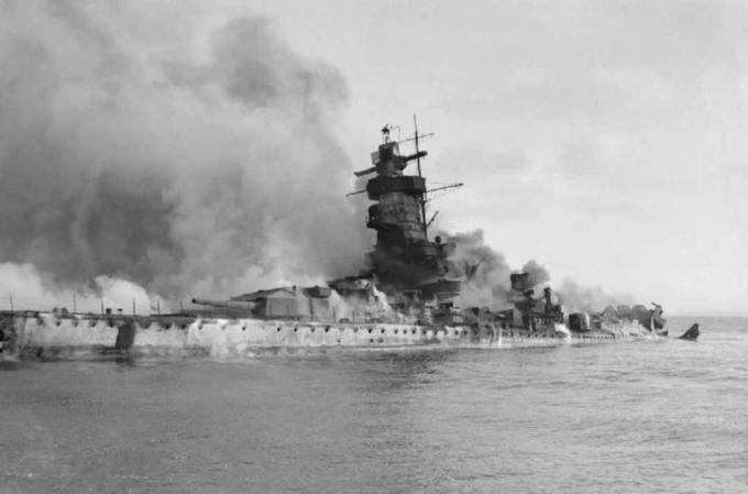 Pocket Battleship Admiral Graf Spee brenner og delvis nedsenket i River Plate