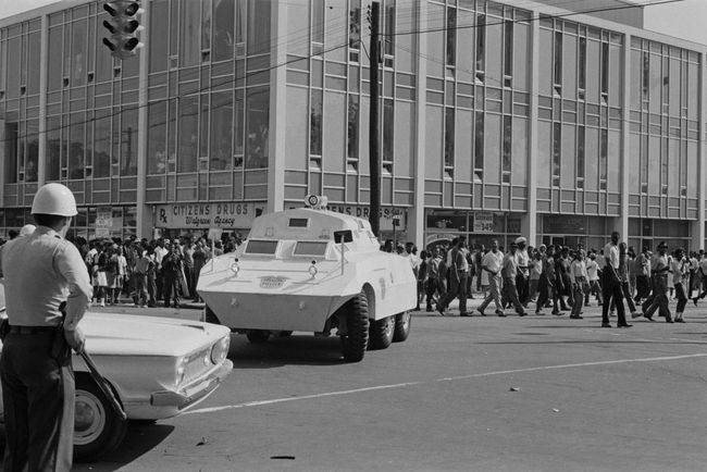 Svarte amerikanere marsjerte på hjørnet av 16th Street og 5th Avenue i Birmingham, Alabama, ved starten av Birmingham-kampanjen, mai 1963.