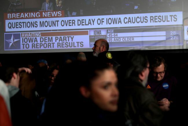 Tilhengere av den demokratiske presidentkandidaten Sen. Bernie Sanders (I-VT) venter på at resultatene skal komme inn på nattevaktfesten hans for caucus den 3. februar 2020 i Des Moines, Iowa.