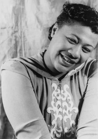 Svart-hvitt foto av Ella Fitzgerald smilende.