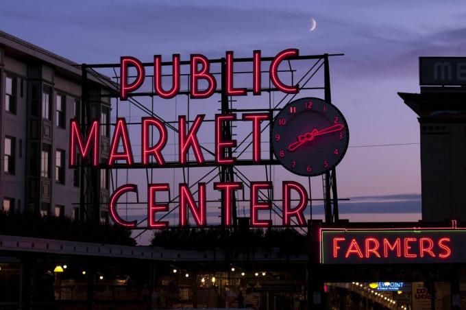 utendørs skilt i rødt neon, Public Market Center Farmers