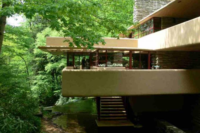 Cantilevered boområder over Bear Run ved Fallingwater i Pennsylvania