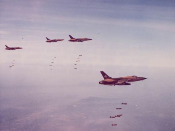 Fire F-105s i grønn og brun kamuflasjebombe Nord-Vietnam.