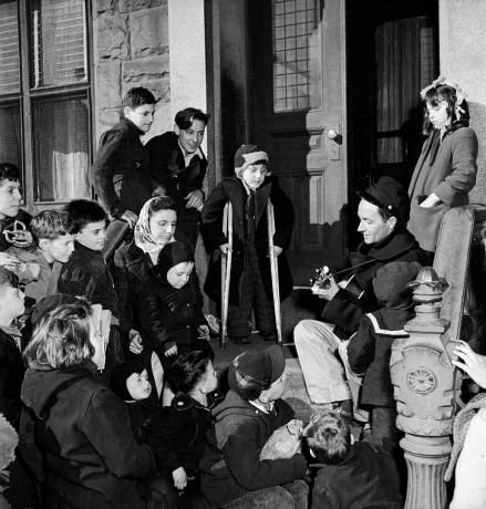 Woody Guthrie Performs On Stoop