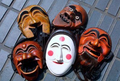 En haug med tradisjonelle koreanske Hahoe-masker, brukt til festivaler og ritualer.