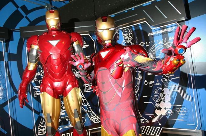 En kostymet Iron Man poserer med en voks Iron Man på Madame Tussauds i New York City.