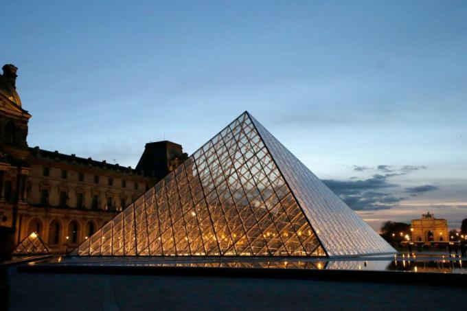 Louvre-pyramiden av IM Pei