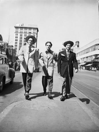 Fotografi av tre menn som har variasjoner på dyredressen.