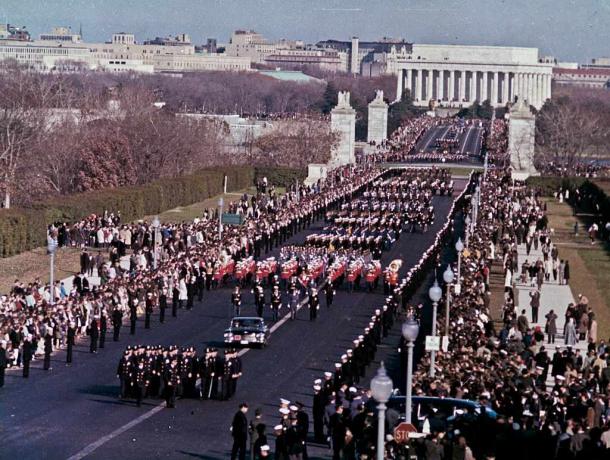 Begravelse prosesjon av president John F. Kennedy Crosses Over Memorial Bridge