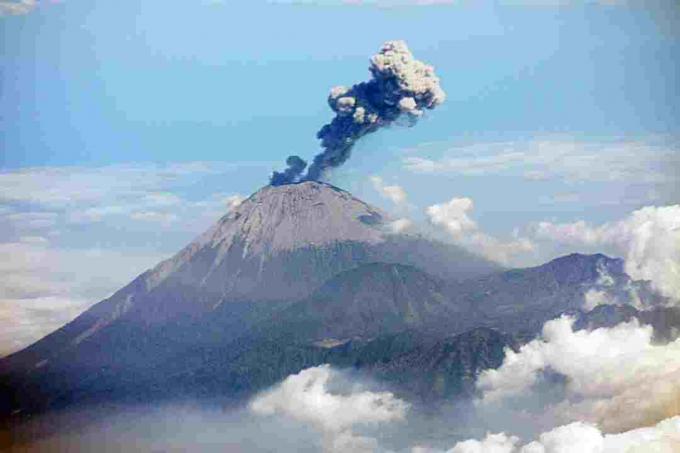 Semeru Volcano i Indonesia er en aktiv stratovolcano.