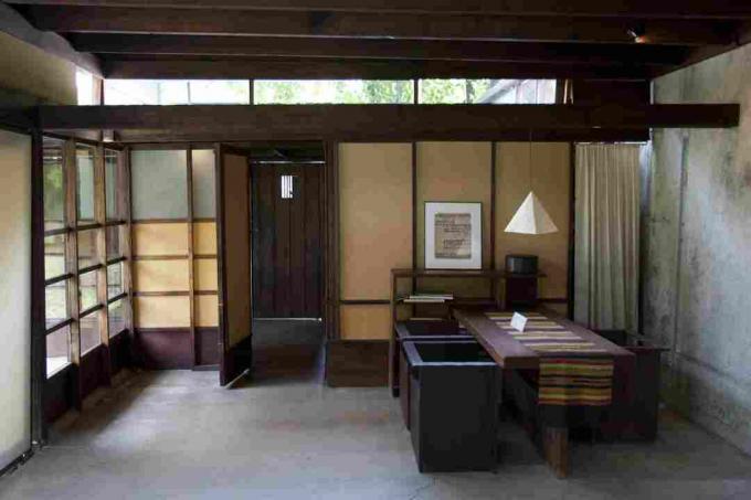 Vegg av vinduer og clerestory-vinduer lyser innvendig plass ved Schindler House fra 1922 i Los Angeles, California