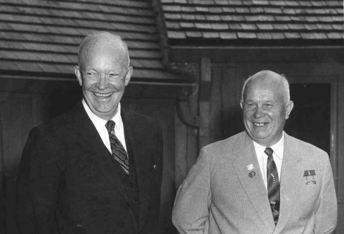 bilde av Eisenhower og Khrushchev ved Camp David