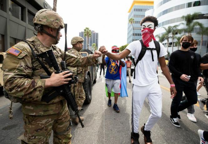 En demonstrant knyttneve støter på et medlem av nasjonalgarden under en mars som svar på George Floyds død 2. juni 2020 i Los Angeles, California.