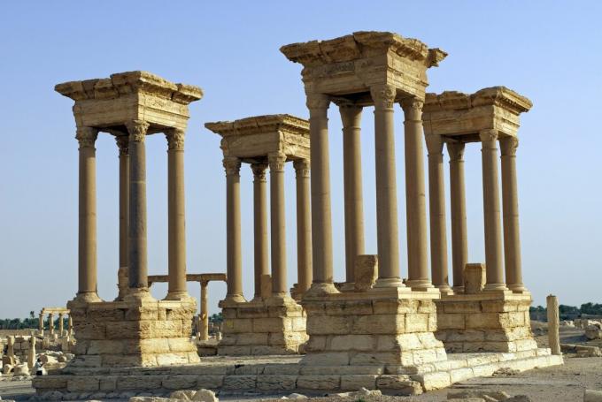 Den gjenoppbygde Tetrapylon på Cardo Maximus, Palmyra, Syria