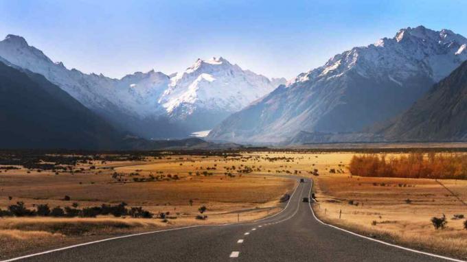 Veien som fører til Mount Cook synlig i enden av veien