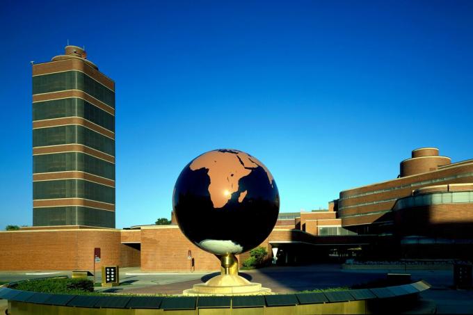 Administrasjonsbygningen, kloden og utkraget Johnson Wax Research Tower på SC Johnson hovedkvarter i Racine, Wisconsin, designet av Frank Lloyd Wright i 1950