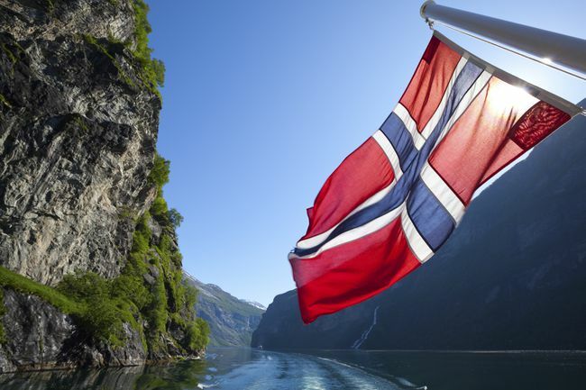 Norsk flagg på ferge i Geirangerfjorden, Norge