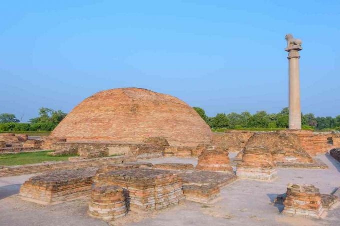 Ananda Stupa og Asokan-søyle ved Kutagarasala Vihara, Vaishali, Bihar, India