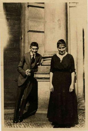 Franz Kafka med søsteren Ottla før Oppelt House i Praha Artist: Anonym
