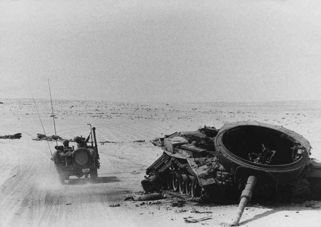 Vrakning av en egyptisk tank på Sinai, 1973