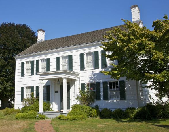 Hvitt kolonialt våningshus med grønne skodder, Corwith House, ca. 1850, Long Island