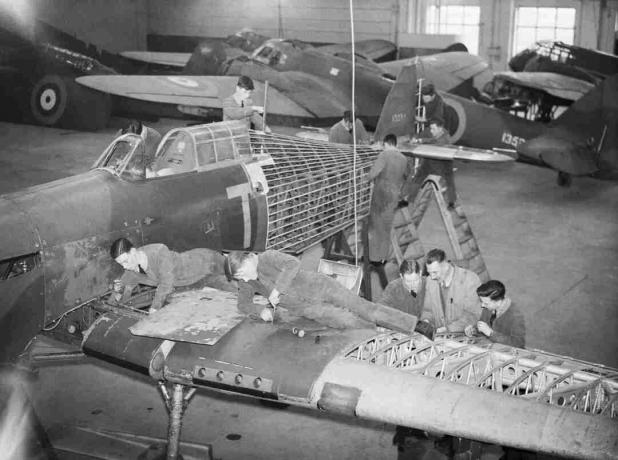 Hawker Hurricane blir reparert.