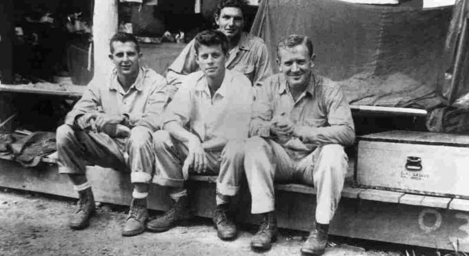 John F. Kennedy med andre besetningsmedlemmer
