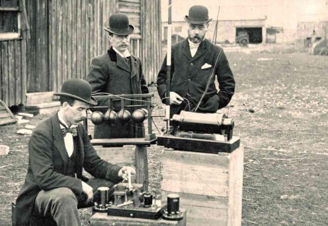 Gammelt fotografi av ingeniører fra det britiske postkontoret som inspiserte Marconis radioutstyr under en demonstrasjon på Flat Holm Island, 13. mai 1897