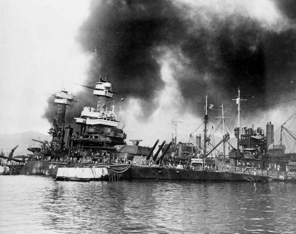 U.S. Navy-slagskipet USS California (BB-44) synker etter å ha blitt torpedert ved Pearl Harbor