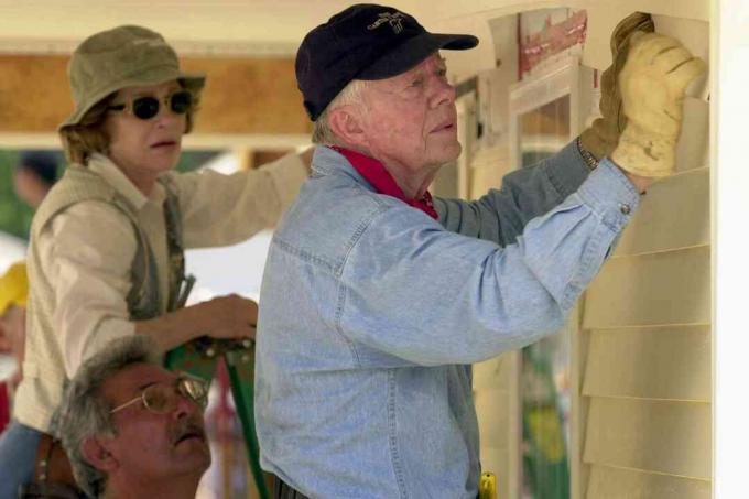Den tidligere amerikanske presidenten Jimmy Carter og hans kone Rosalyn fester sidespor på forsiden av et Habitat for Humanity-hjem som bygges 10. juni 2003 i LaGrange, Georgia.
