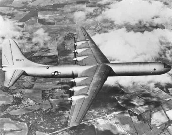 XB-36 Peacemaker, første flytur