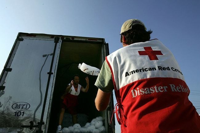 En frivillig medarbeider hos det amerikanske Røde Kors, laster ut poser med is for mennesker i nød etter orkanen Katrina 14. september 2005 i Biloxi, Mississippi.