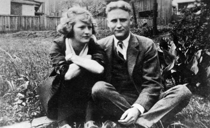 Zelda og F. Scott Fitzgerald sitter i hagen deres