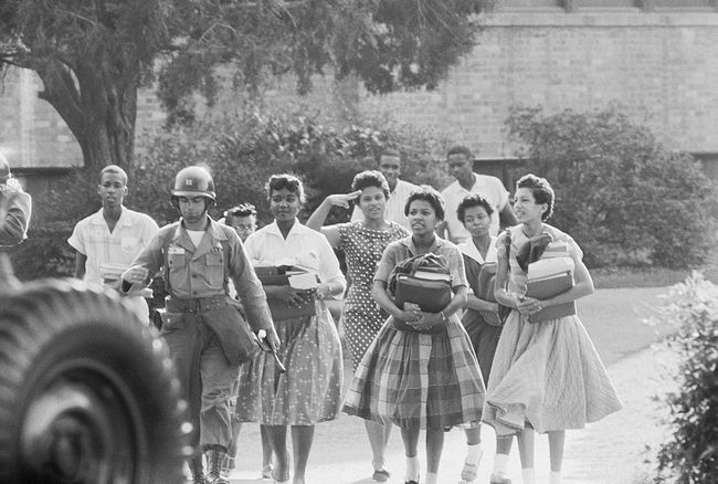 Little Rock Nine Black-elevene forlater Little Rock, Arkansas' Central High School etter å ha fullført nok en skoledag.