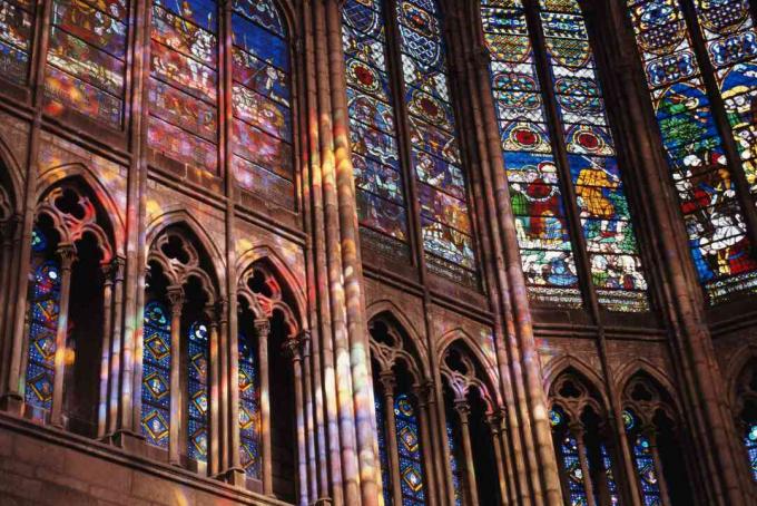 Glassmalerier i Saint-Denis katedral, Paris, Frankrike