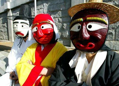 Ung aristokrat, munk og tjener: koreanske maskedansere.