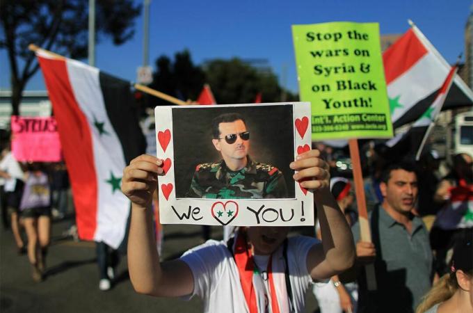En tilhenger av den syriske presidenten Bashar Hafez al-Assad uttrykker kjærlighet til presidenten ved et møte for å oppfordre Kongressen til å stemme mot en begrenset militær streik mot det syriske militæret