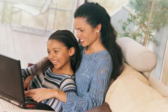 Foreldre og barn med laptop