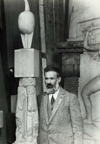 Constantin Brancusi med skulptur