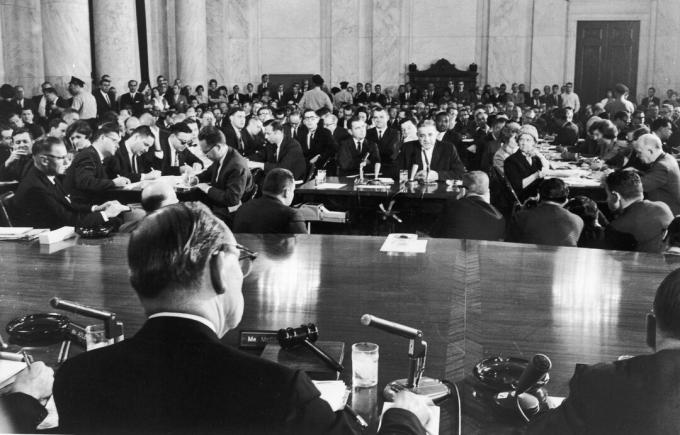 Fotografi av overfylt hørestue som mobster Joseph Valachi vitnet for Senatskomiteen.