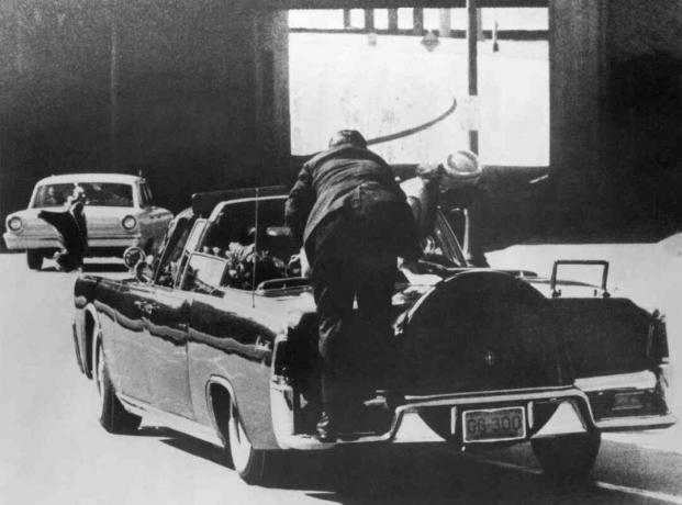 Secret Service Man Klatrer opp på President Kennedy's Car