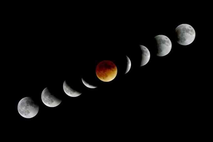 Månen vises mest rød eller "blodig" ved og nær helheten av en måneformørkelse.