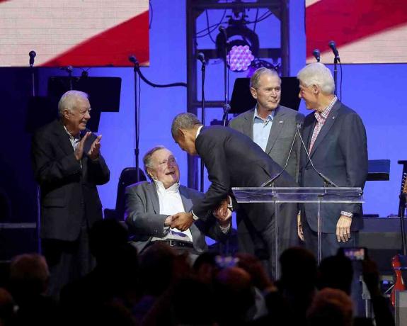 Tidligere amerikanske presidenter Jimmy Carter, George H.W. Bush, Barack Obama, George W. Bush og Bill Clinton henvender seg til publikum i løpet av 