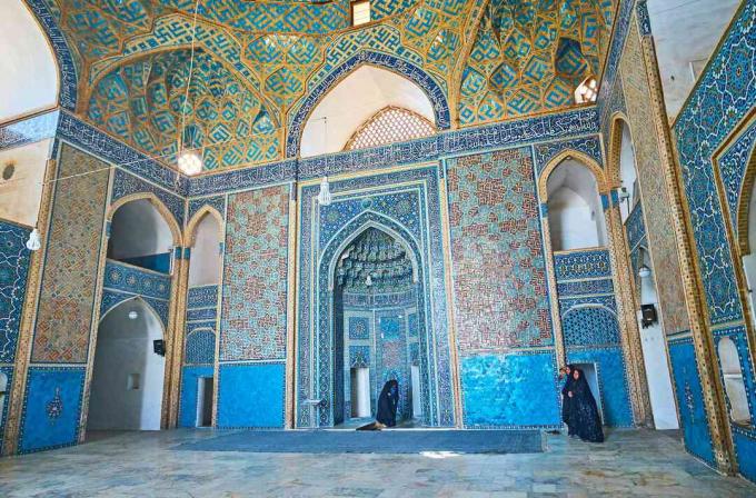 De blendende islamske mønstrene i Jameh-moskeen fra 1300-tallet med utsikt over unik fajanse-mihrab, Yazd, Iran.