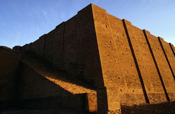 Irak - Nasiriyah - En mann går forbi Ziggurat ved Ur