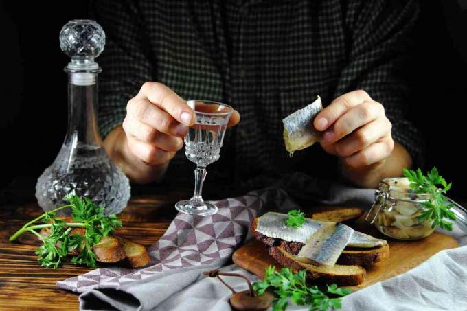 Russisk måltid med syltet sild og vodka